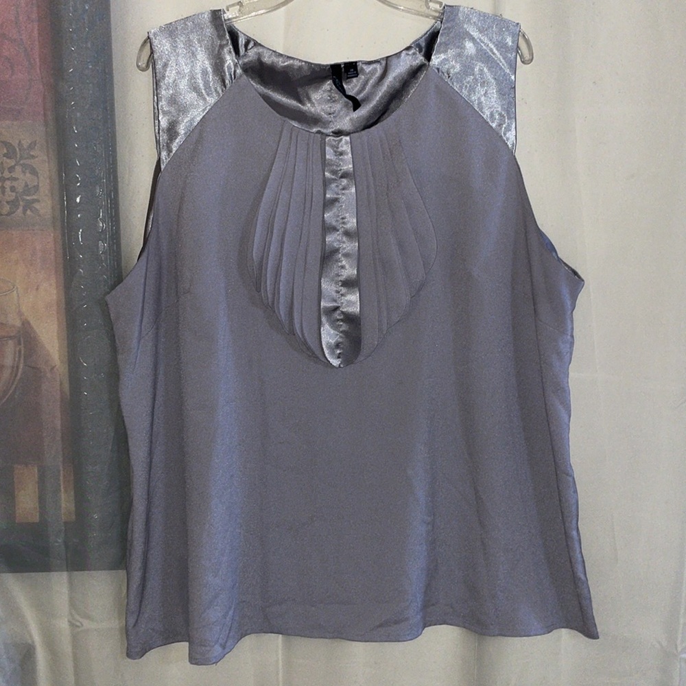 Essentials by Milano
 Women's Blouse Round Neck Sleeveless EUC Size 2X